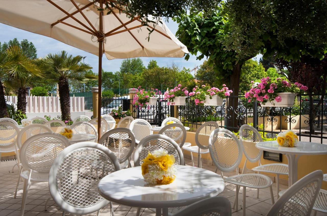 Hotel Caravel B&B Misano Adriatico Eksteriør bilde