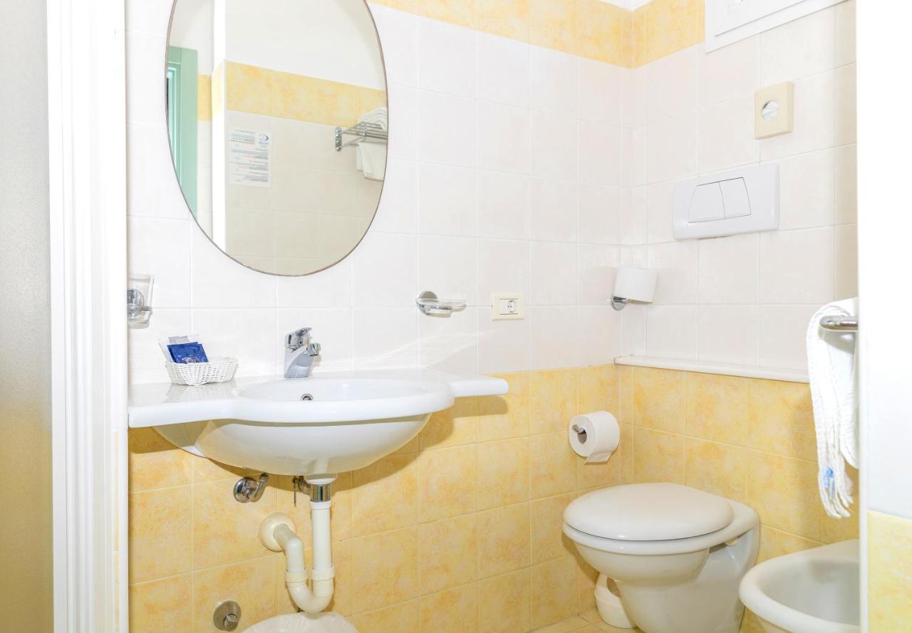 Hotel Caravel B&B Misano Adriatico Eksteriør bilde