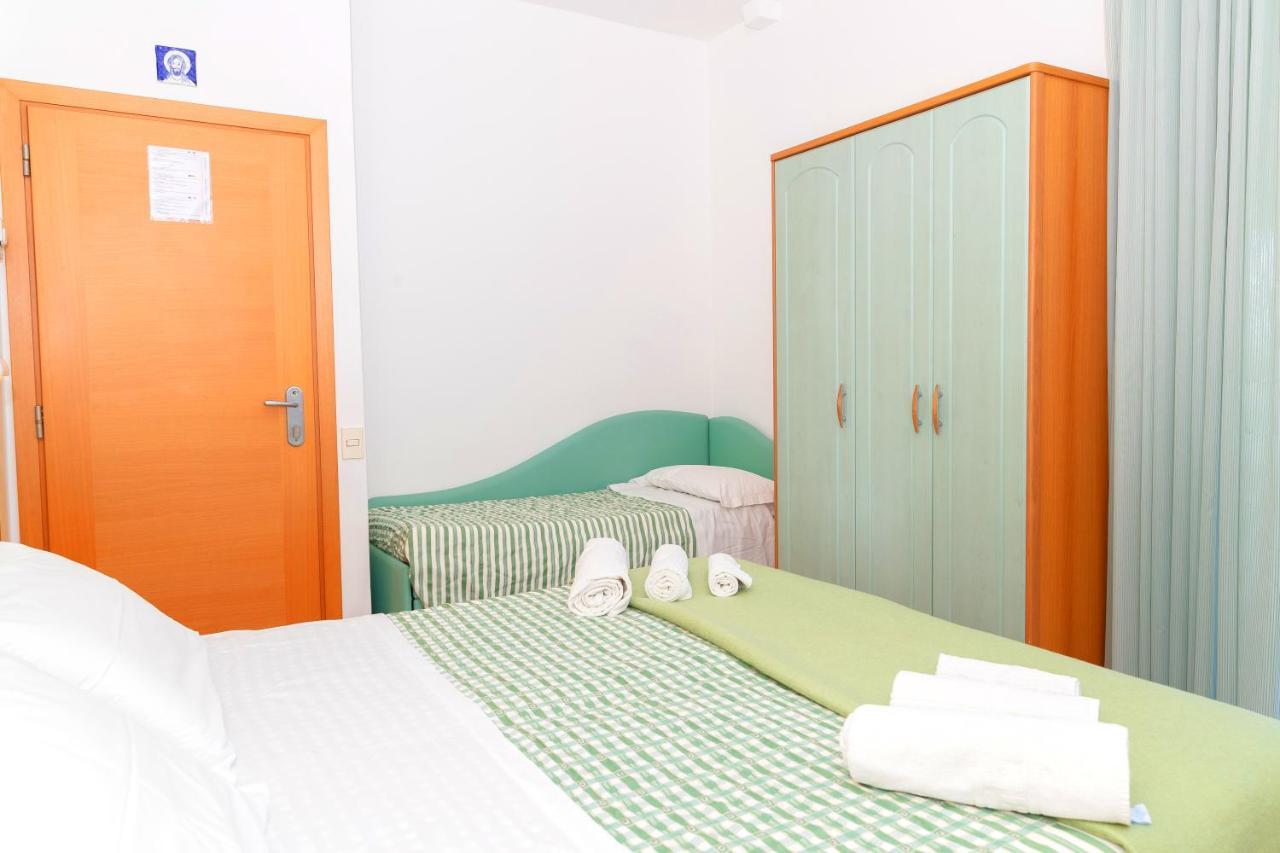 Hotel Caravel B&B Misano Adriatico Eksteriør bilde