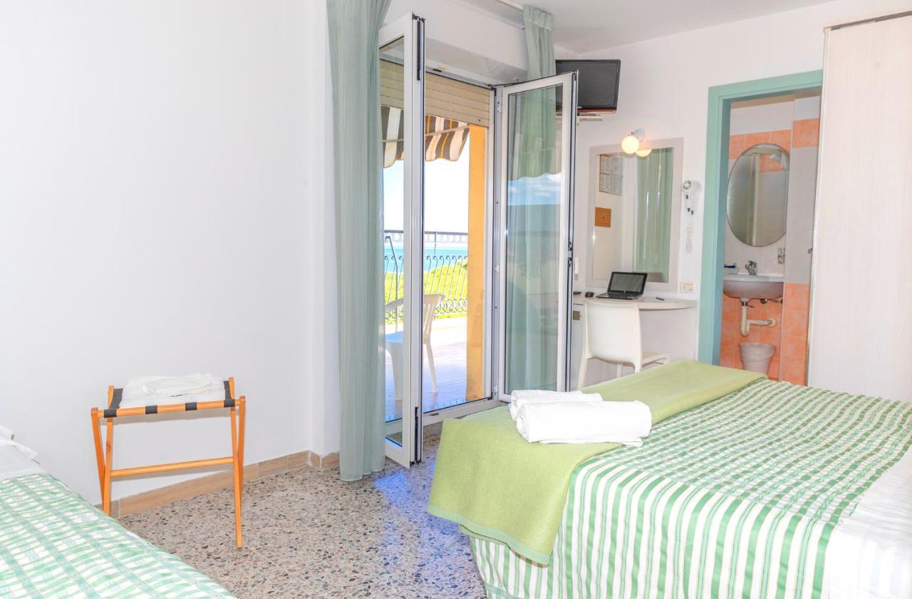 Hotel Caravel B&B Misano Adriatico Eksteriør bilde