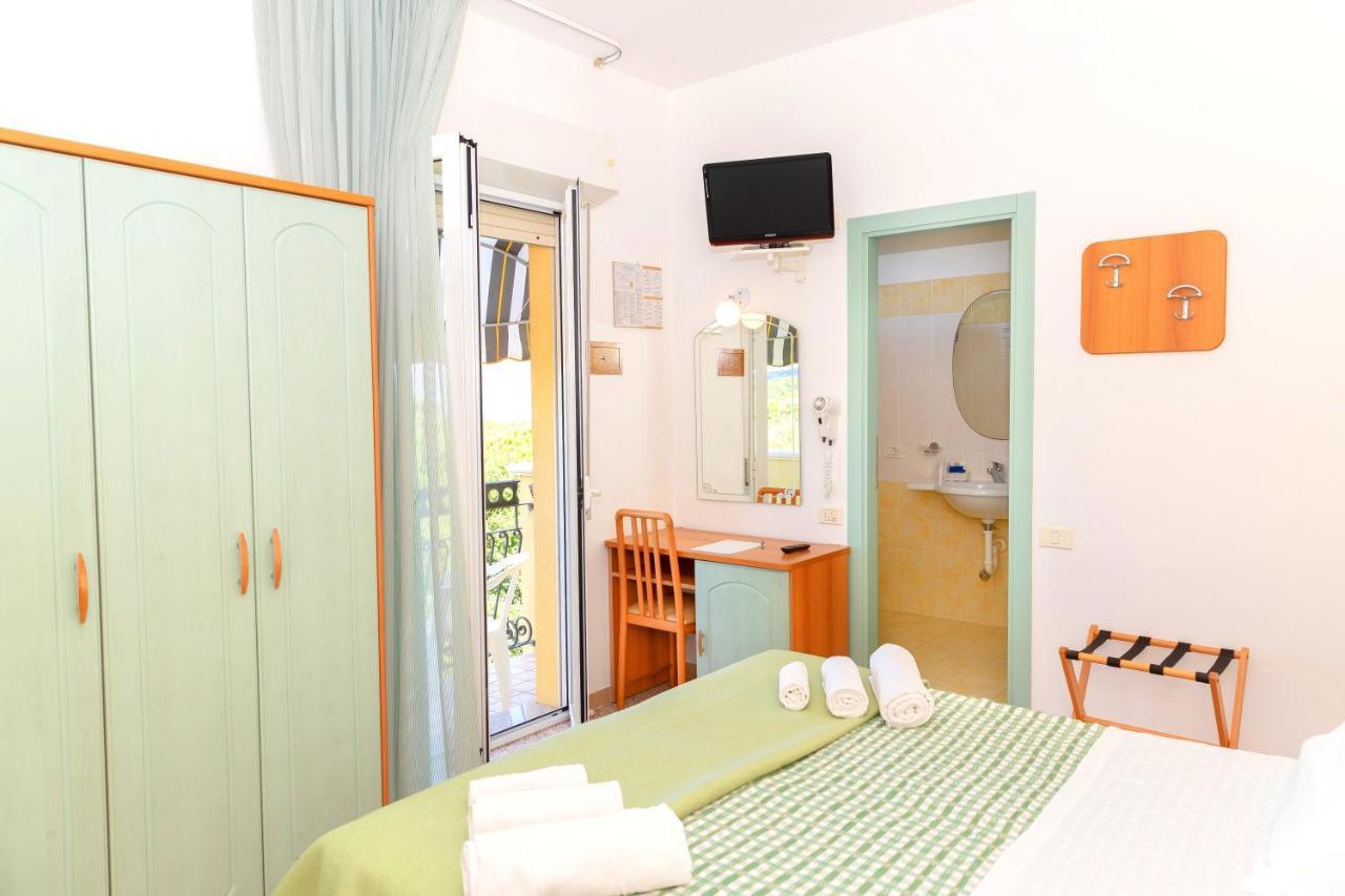 Hotel Caravel B&B Misano Adriatico Eksteriør bilde