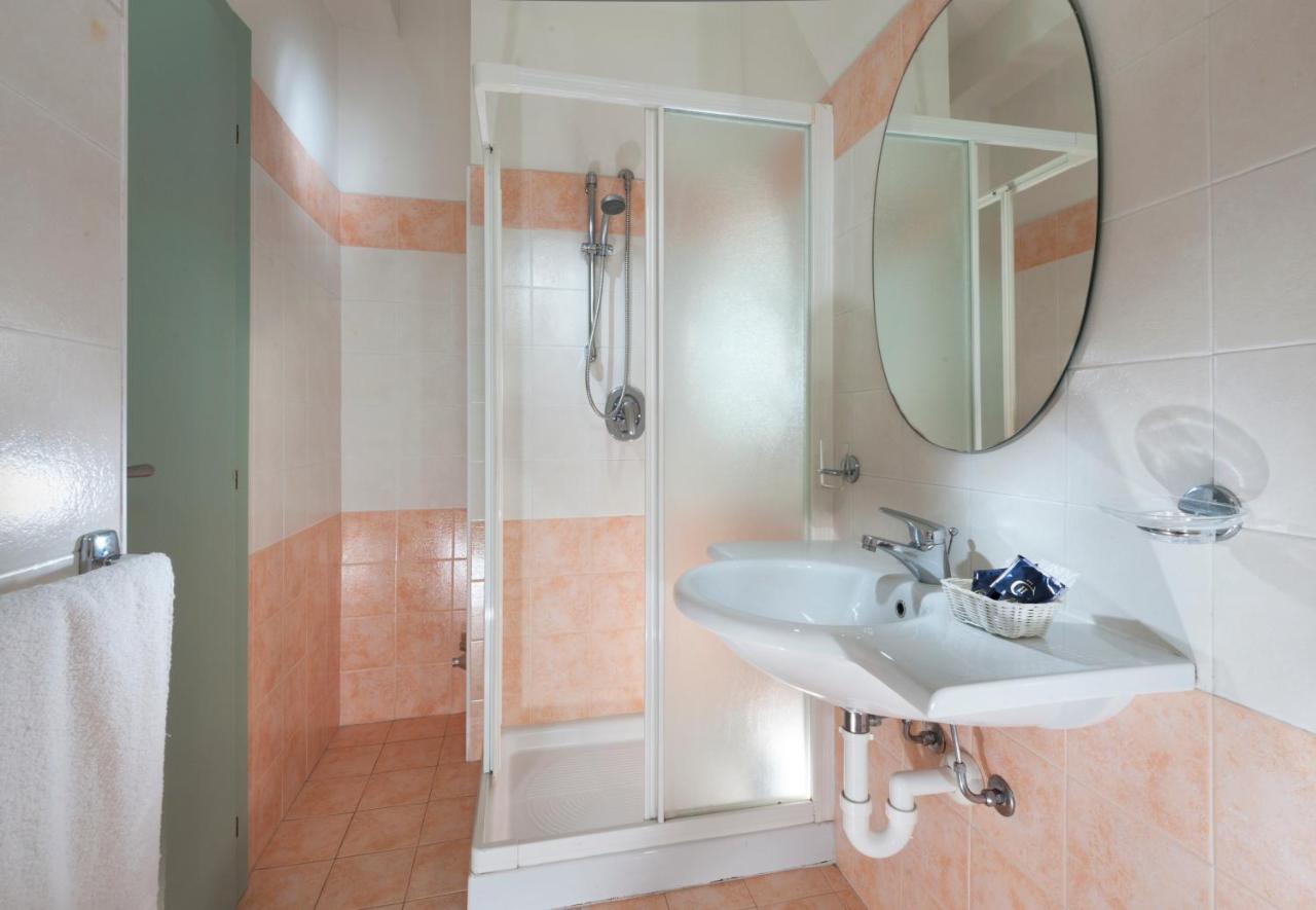 Hotel Caravel B&B Misano Adriatico Eksteriør bilde