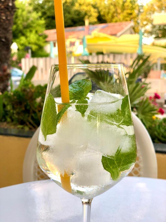 Hotel Caravel B&B Misano Adriatico Eksteriør bilde